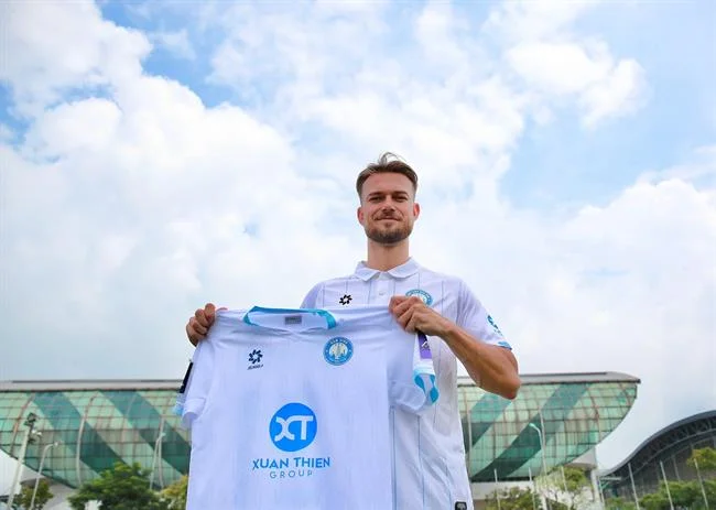 Biểu tượng bảo mật dữ liệu, lá chắn kỹ thuật số, mã hóa thông tin, với tông màu vàng và đen chủ đạo của c54, minh họa việc bảo vệ thông tin người dùng.