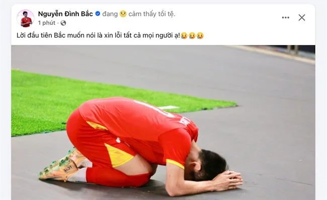 Hình ảnh sân quần vợt với cầu thủ đang giao bóng